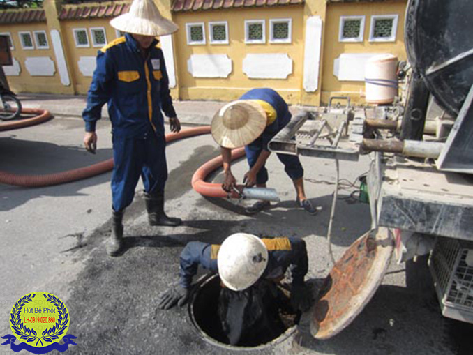 Thông tắc cống tại Lê Hồng Phong