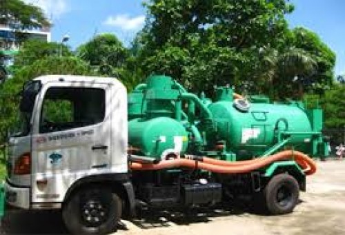 Hút bể phốt tại Sông Lô