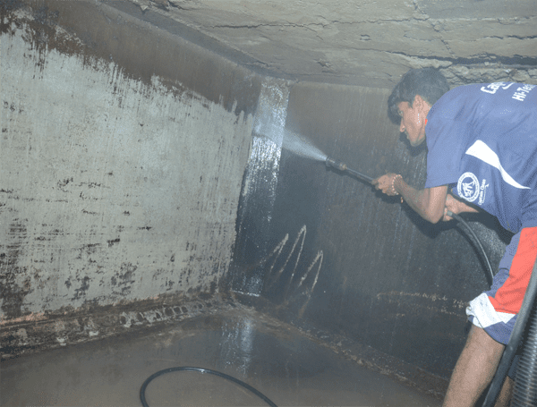 Thau rửa bể nước tại Tôn Thất Thuyết