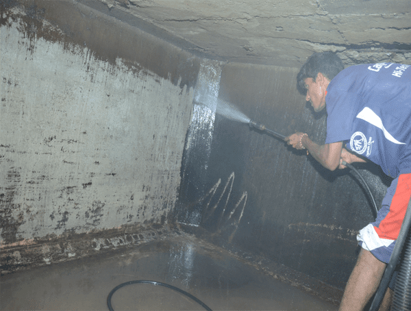 Thau rửa bể nước ngầm tại Đại Lộ Thăng Long
