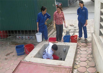 Thau rửa bể nước ngầm tại đường Bưởi