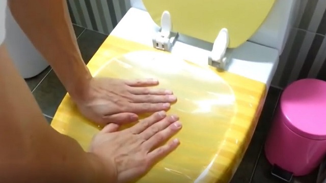 Dùng băng dính hoặc miếng dán