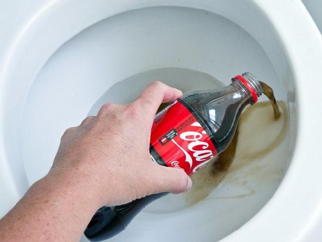 Sử dụng coca cola để thông tắc bồn cầu